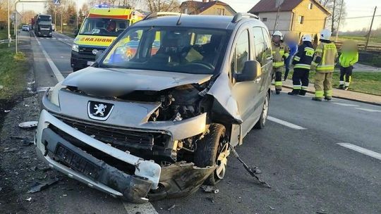 Czołowe zderzenie samochodów w Jaszczwi na DK28 Czołowe zderzenie samochodów w Jaszczwi na DK28