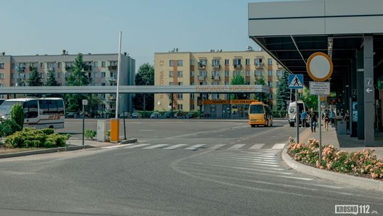 Cztery oferty na urządzenie zielonej wyspy na dworcu autobusowym w Krośnie