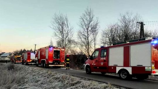 Cztery zastępy strażaków walczyło z pożarem budynku w Bajdach