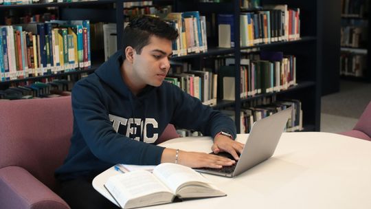 Czy AI ułatwia studia, czy odzwyczaja od samodzielnego myślenia?