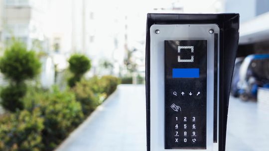 Czy monitor wideodomofonowy Hikvision stanowi dobry wybór w swojej cenie? Sprawdźmy to!