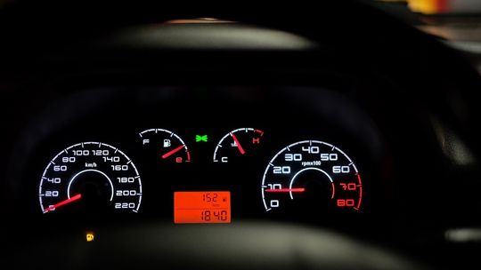 Czy strażak OSP jadący na alarm może przekraczać prędkość?