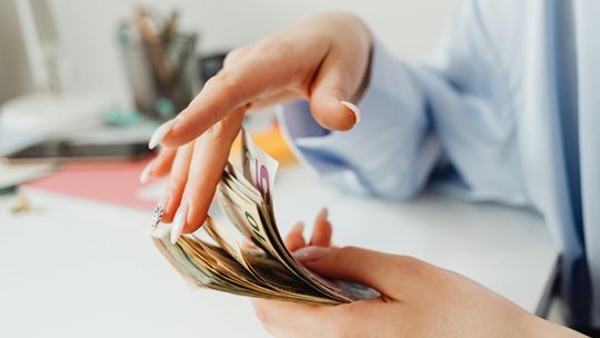 Czy warto oszczędzać na lokatach bankowych? Przewodnik dla tych, którzy chcą mieć finansowy spokój