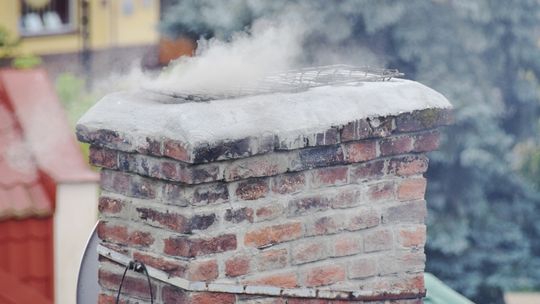 Czym palisz w piecu? Są nowe przepisy, które mają pomóc w walce ze smogiem