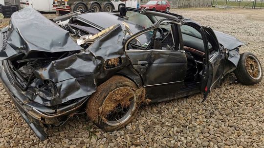 Dachowanie BMW na DK19. 19-letni kierujący i jego pasażer mieli wiele szczęścia