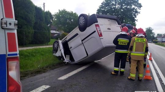 Dachowanie busa na krajowej 28. Utrudnienia w ruchu