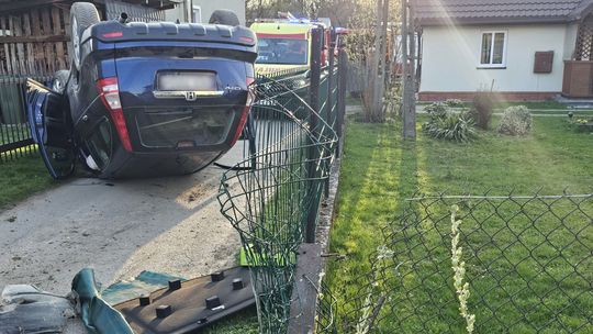 Dachowanie hondy na drodze między domami. Kierowca był pijany