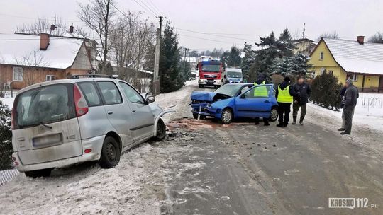 Dachowanie i zderzenie dwóch samochodów. Poranne wypadki w Krościenku Wyżnym i Korczynie