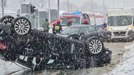 Dachowanie na skrzyżowaniu Podkarpackiej i Grodzkiej. DK28 zablokowana w kierunku Miejsca Piastowego