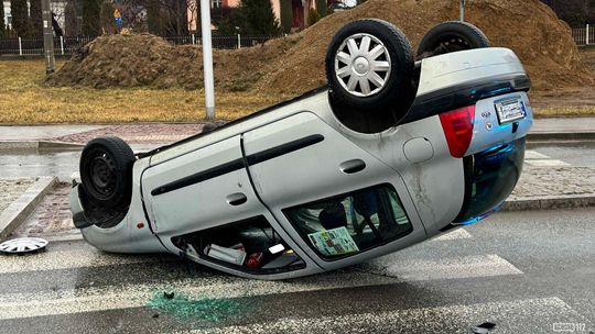 Dachowanie renault na rondzie im. Artura Rappe w Krośnie