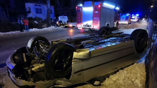 Dachowanie samochodu marki BMW w Świerzowej Polskiej