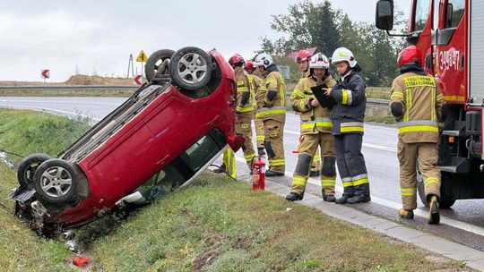 Dachowanie samochodu na DK19 w Komborni