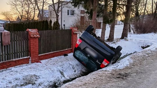 Dachowanie samochodu w Kobylanach Dachowanie samochodu w Kobylanach