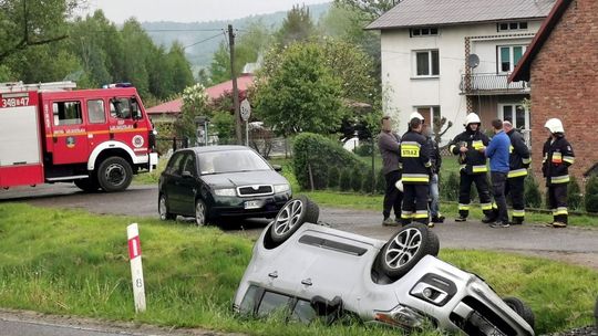 ? Dachowanie samochodu w Wojaszówce na DW990