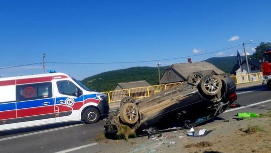? Dachowanie volkswagena golfa na DK19 w Trzcianie