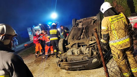 ? Dachowanie w Dobieszynie. Pasażer był uwięziony w pojeździe [AKTUALIZACJA]