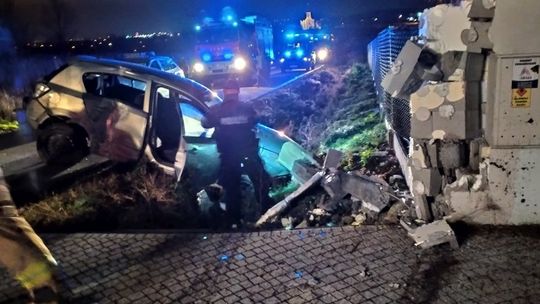 Dachowanie w Zręcinie. Dwie osoby ranne