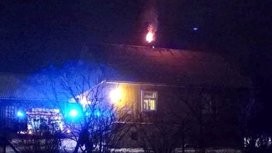 ? Daliowa: Pożar w drewnianym budynku. Ogień wychodził z komina