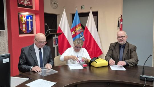 Defibrylatory AED trafiły do placówek w powiecie krośnieńskim