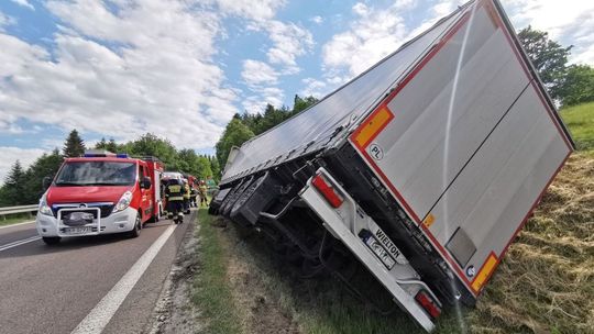 ? DK19/Orzechówka: Ciągnik siodłowy z naczepą w rowie
