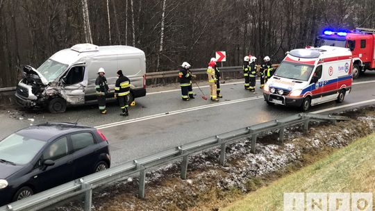 DK19: Zderzenie dostawczego busa z ciężarówką. Dwie osoby ranne