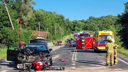 ? DK28: Motocyklista zjechał na przeciwny pas wprost pod Jaguara. 47-latek zginął na miejscu