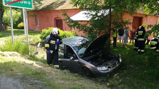 DK28 w Sieniawie: Samochód otarł się o drzewo i wjechał w betonowy słupek
