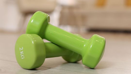 Dlaczego coraz więcej osób trenuje z hantlami w domu?