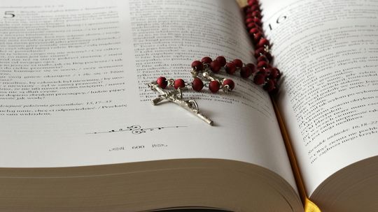 Dlaczego personalizowane akcesoria religijne są idealnym pamiątkowym upominkiem?