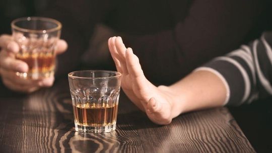 Polacy ograniczają alkohol. Trzy powody dominują