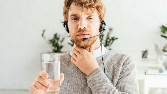 Dlaczego tracimy głos? Najczęstsze przyczyny chrypki i utraty głosu