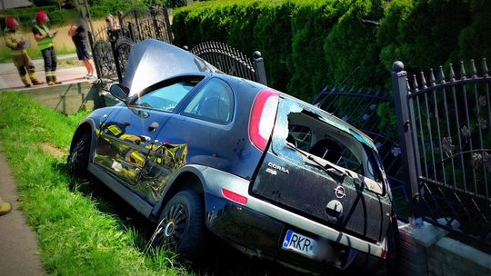 ? Długie. Kolizja osobówek. Opel w rowie