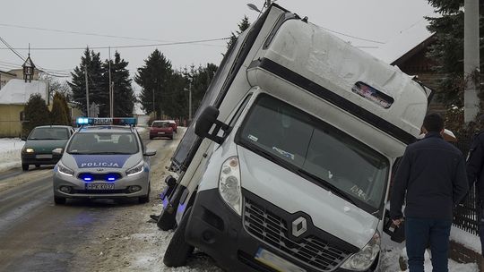 DOBIESZYN: Dostawczak najechał na tył osobówki