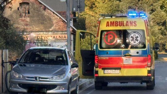 Dobieszyn. Rowerzysta uderzył w tył Peugeota