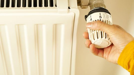 Dogrzewanie mieszkania grzejnikami elektrycznymi. Czy to się opłaca?