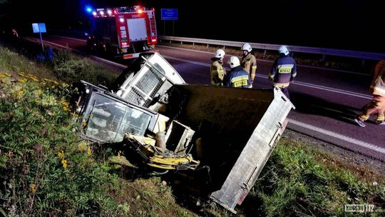 Dostawczak z koparką w rowie na DK19. Kierowca próbował uciec