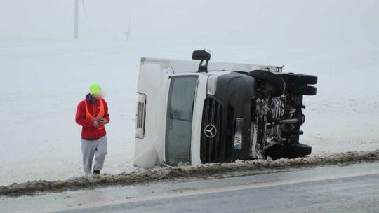 Dostawczy bus na boku pomiędzy Iwoniczem a Klimkówką