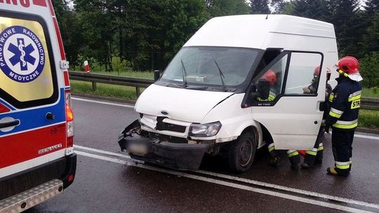 Dostawczy bus uderzył w barierki na DK19