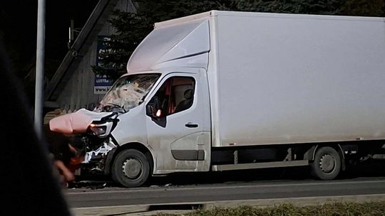 Dostawczym wjechał w tył naczepy na DK19