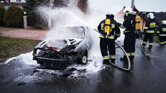 Doszczętnie spłonął samochód. Droga na Przymiarki zablokowana