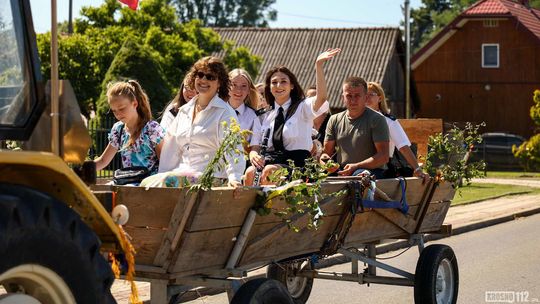 Dożynkowy korowód przejechał przez Odrzykoń. Nie zabrakło zabytkowych pojazdów [ZDJĘCIA]