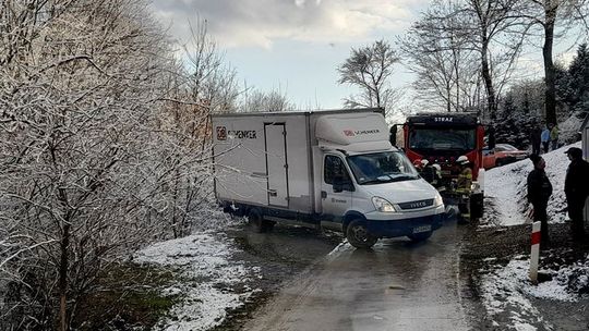 ? Draganowa: Bus wjechał do rowu i zablokował przejazd karetce z pacjentem