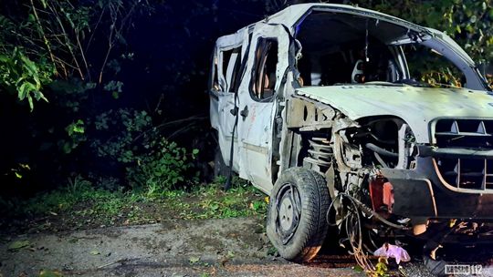 Dramatyczny przebieg dachowania w Teodorówce. Mężczyźni z licznymi obrażeniami