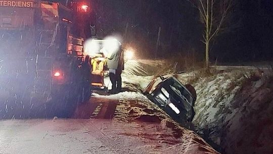 Driftował po zaśnieżonej drodze, spowodował kolizję. Jazdę BMW zakończył w rowie