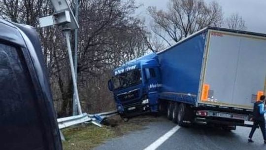 ? Dukla/DK19: Kolizja samochodu ciężarowego na łuku drogi