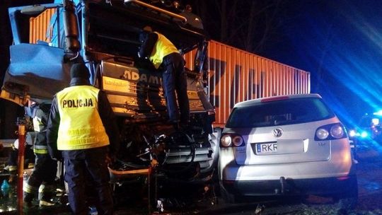 DUKLA (DK19): Wjechał ciężarówką w leżące drzewo i uderzył w osobówkę