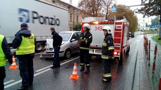 DUKLA: Kierowca ciężarówki spowodował kolizję na skrzyżowaniu