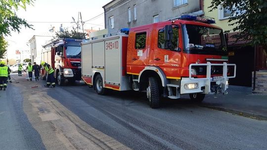 ? Dukla: Oleista substancja pokryła drogi w centrum miasta