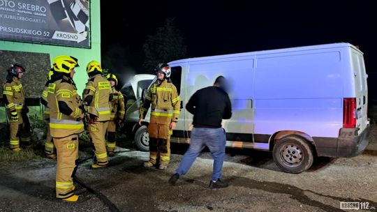 Dukla. Pożar w komorze silnika dostawczego Fiata