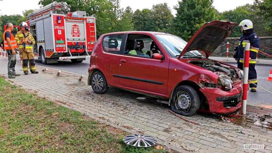 Dukla. Seicentem wjechał w przydrożne słupki